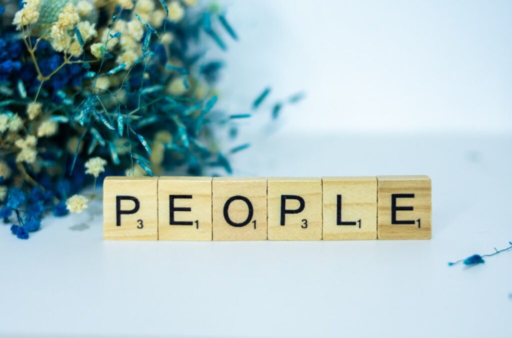 Miért nehéz nemet mondani új feladatokra? A megfelelési kényszer pszichológiai háttere és következményei