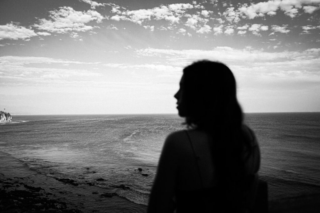 A nap közepi csend ritka pillanatai: Egy belső utazás a nyugalom birodalmába